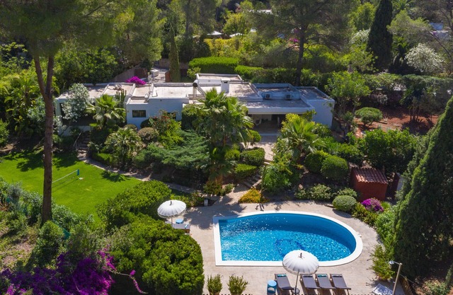 Belle villa bohème pour 7 personnes près de Jésus avec jardins tropicaux luxuriants et grande piscine