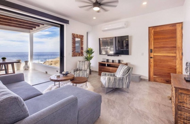 Beautiful Boutique Residence by the Ocean's Edge