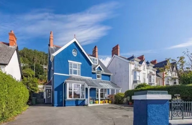 Beautiful Boutique Style 4 Bedroom Apartment sleeps 8 -Aberdovey- Free Parking!