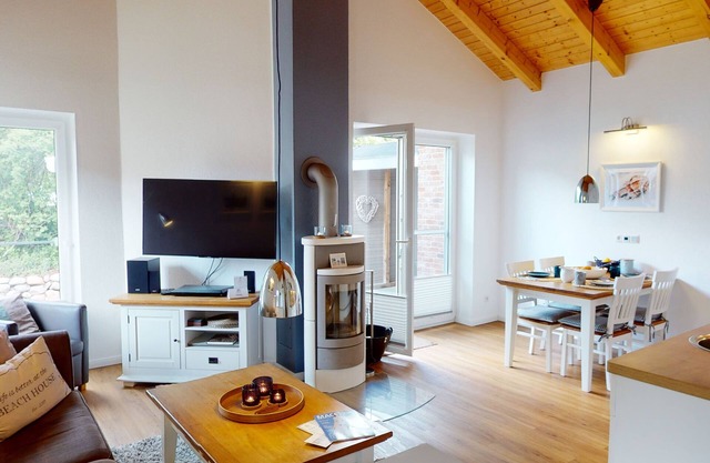 Beautiful, bright 4-person vacation home with fireplace, sauna, garden near the beach