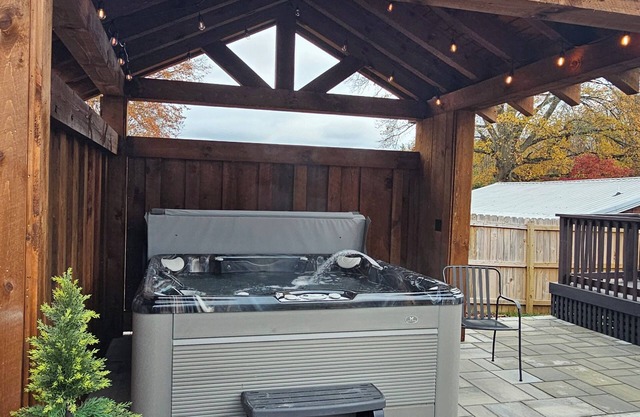 Beautiful Bristol Bungalow w/ Firepit- 5 mins to downtown & 6 mins to Casino