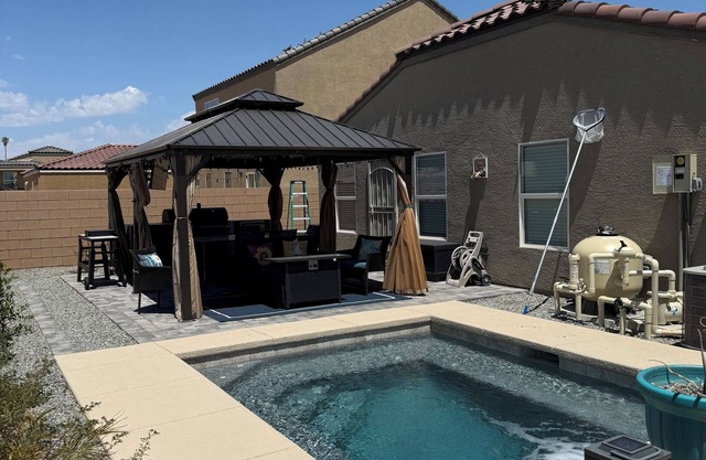 Beautiful Bullhead City Home nBuilt-In Pool, BBQ, Covered Patio, 4 Mins to River