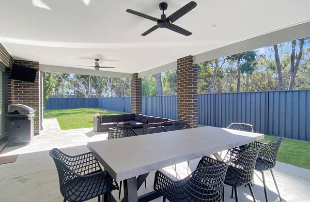 Beautiful Bush Surroundings. Walk to Murray River & Main St Moama. Pets Welcome
