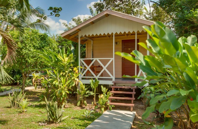 Beautiful Cabana, hammock, pool, Wi-Fi, AC, spa, trails, tropical gardens- MB