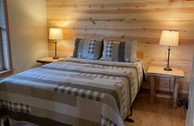 Beautiful Cabin 1 Mile from the Boat Launch and Close to Many Others!