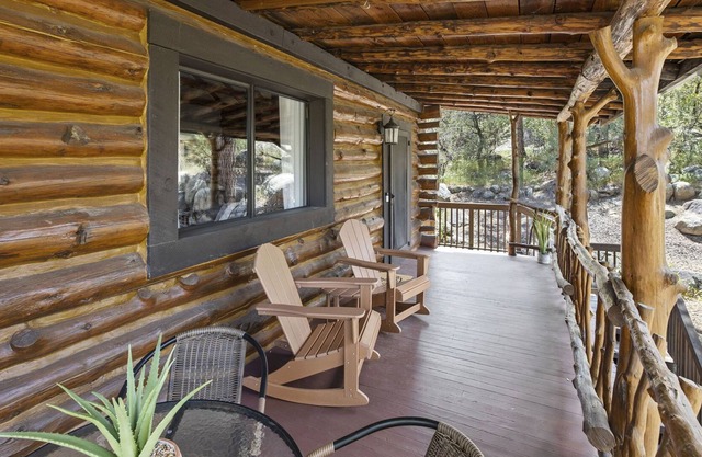 Beautiful Cabin, Family Retreat w/ views, 8 mins to downtown Prescott!