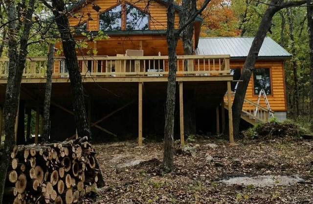 belle cabane dans les bois avec vue sur le lac