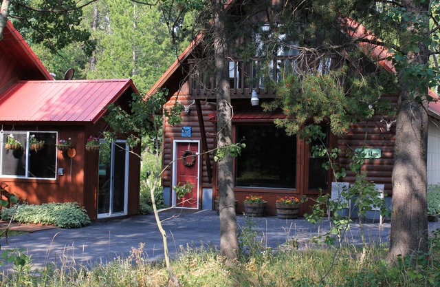 Belle cabane nichée dans les Aspens chuchotant de Island Park, Idaho.