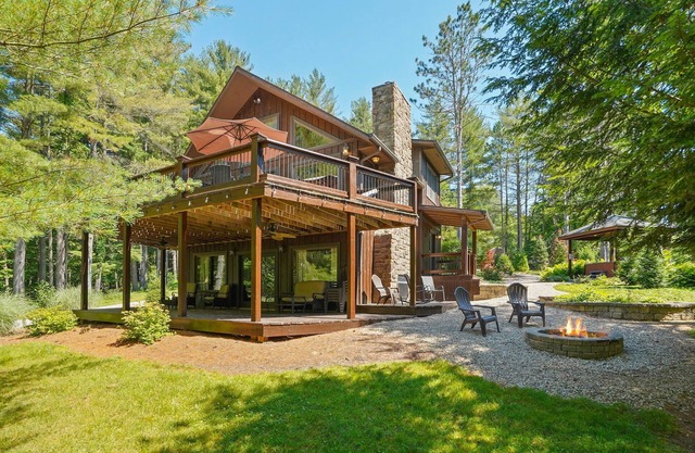 Belle cabine nichée parmi les pins blancs majestueux