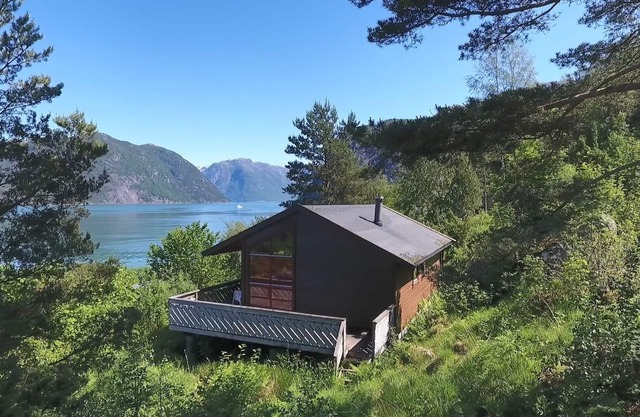 Beautiful cabin, Norway on the Harangerfjord, 20 hp motorboat for hire, fjord panorama.