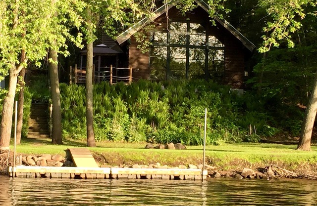 Belle cabane sur la pittoresque rivière Wisconsin / lac Wisconsin