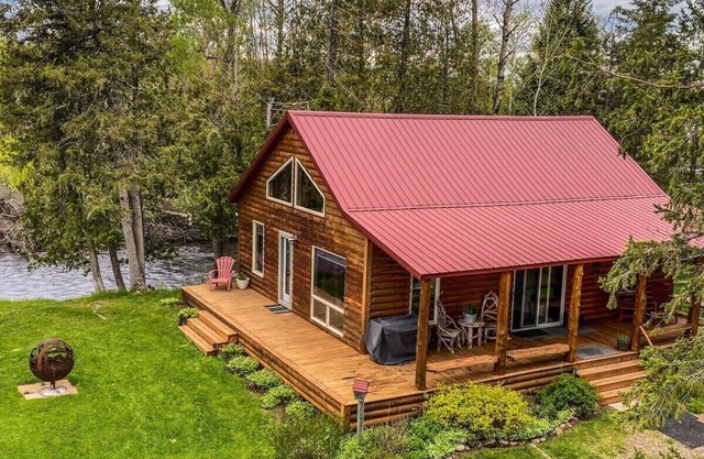 Calme et confortable LOG CABIN, les étapes de la rivière dans BELLE Wisconsin Nord!