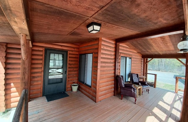 Beautiful cabin on wildlife trail boundary. Fenced , 30 minutes from Bachelor.