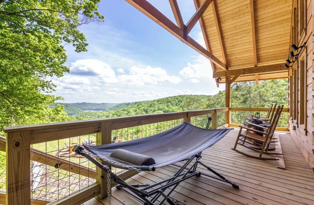 Beautiful Cabin Overlooking Center Hill Lake