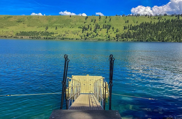 Beautiful Cabin Right on the Banks of the Lake w/Free WiFi, Private W/D, & Patio