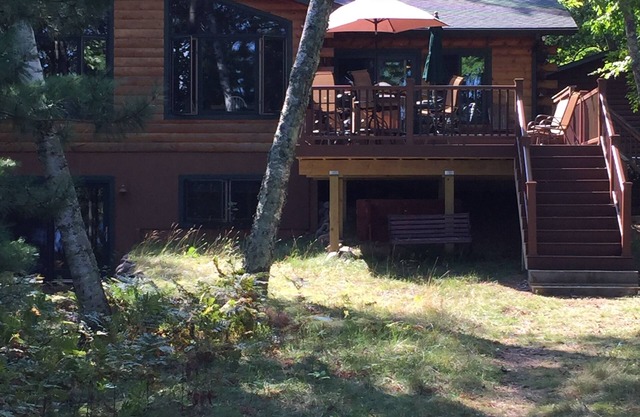Belle cabine entourée de vues sur le lac et la forêt dans les bois du nord de Wi