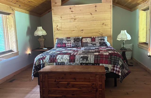 This Nugget Modern Cabin is an All-In-One Comfy Spot to Stay, Boat Lauch Free