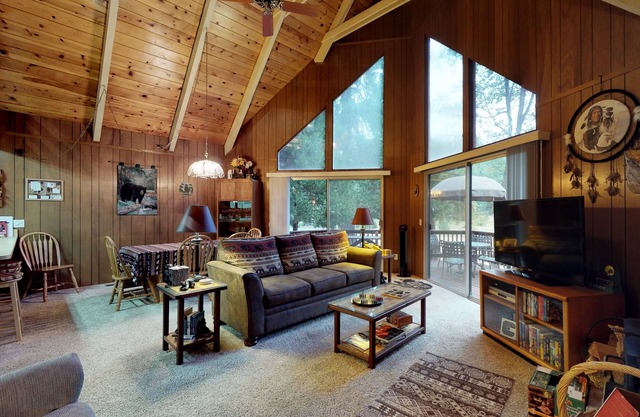 Belle cabine avec grande terrasse et pont enveloppant, à proximité de la randonnée et du ski!