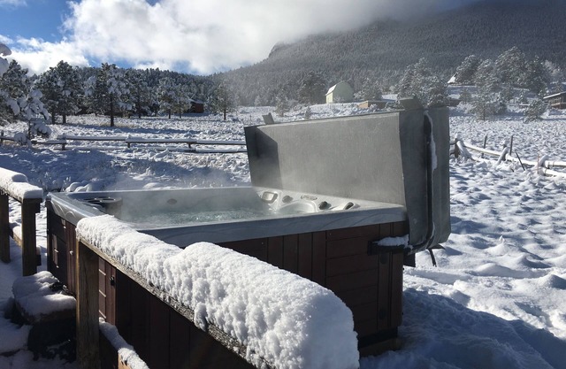 Belle cabine avec bain à remous - à quelques minutes du parc Estes et du RMNP!