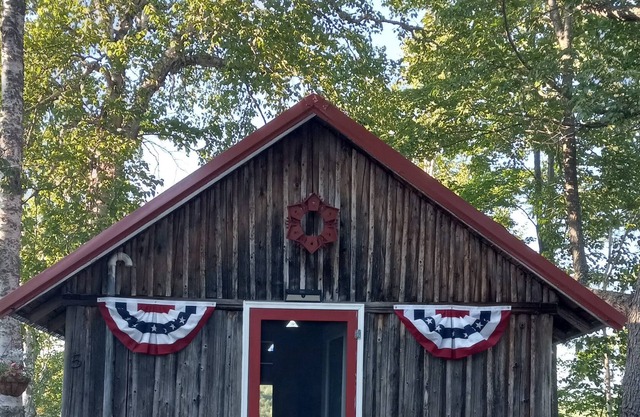 Beautiful Cabin w/ lake frontage , dock and kayaks.