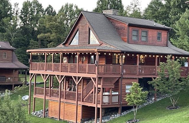 Beautiful Cabin at the New River w/Mountain Views!