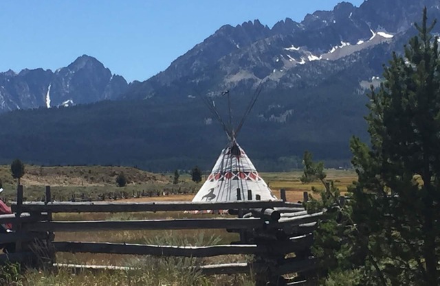 Belle cabine avec vue sur les montagnes en dents de scie