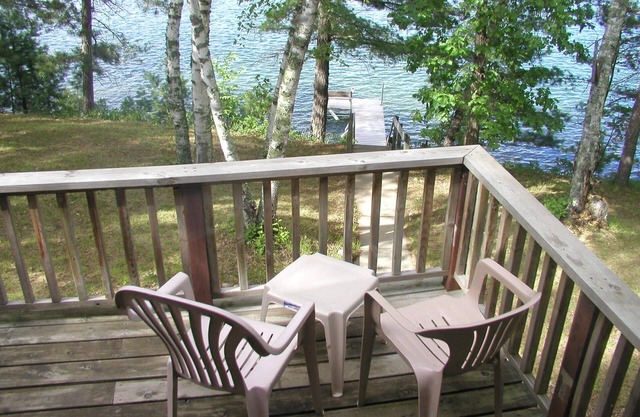 Belle cabine avec vue sur le lac impressionnant de cristal clair / Sandy Lake Belle Taine
