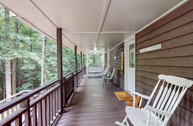 Revitalizing Demorest cabin with front porch, firepit, & tranquil surroundings
