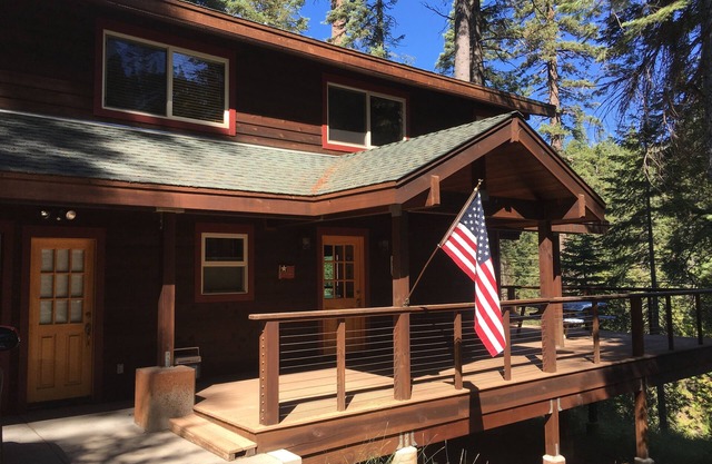 Belle cabine mise à jour surplombant la rivière Stanislaus - fraise, Pinecrest, Californie