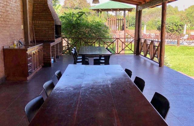 Grande cabane familiale aux chutes d'Iguazú avec piscine