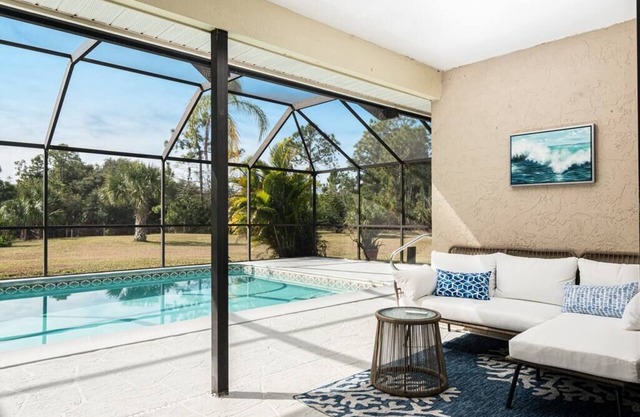 Beautiful Canal Front Home with Tennis Court, Basketball and Kayaks