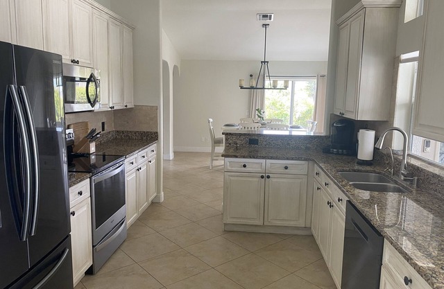 Beautiful Cape Coral Home w/ PrivateCourtyard Pool