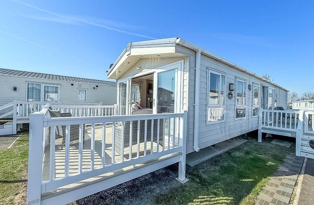 Beautiful caravan with decking & WiFi at St Osyth Beach Holiday Park ref 28077DW