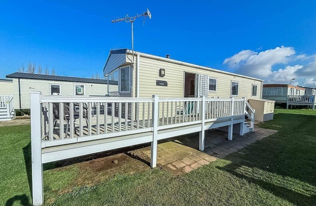 Beautiful caravan with decking at WiFi at Manor Park, Hunstanton ref 23098T