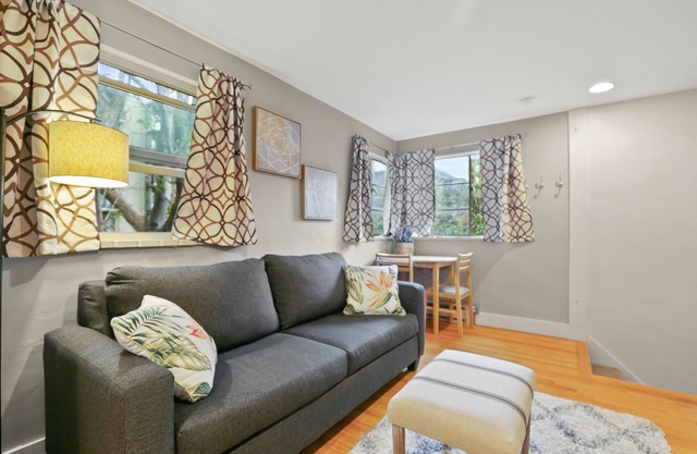 Beautiful Carriage House - Near Botanical Gardens-On site parking