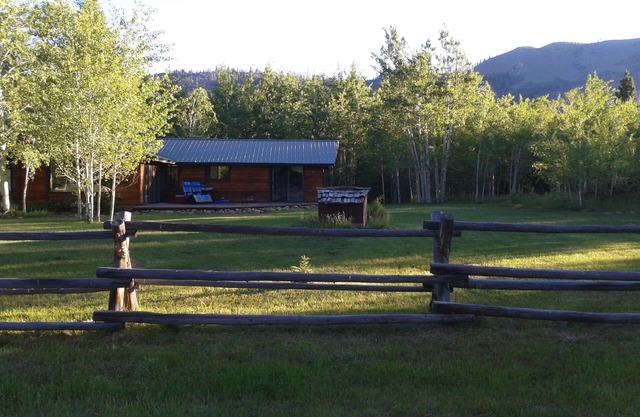 Belle cabane de cèdre à Boulder Lake Estates In Eclipse Area.