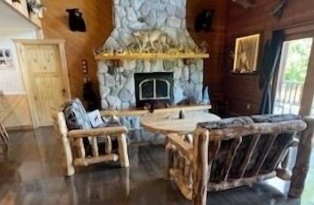 Beautiful Cedar Log Home overlooking North Lake Lida