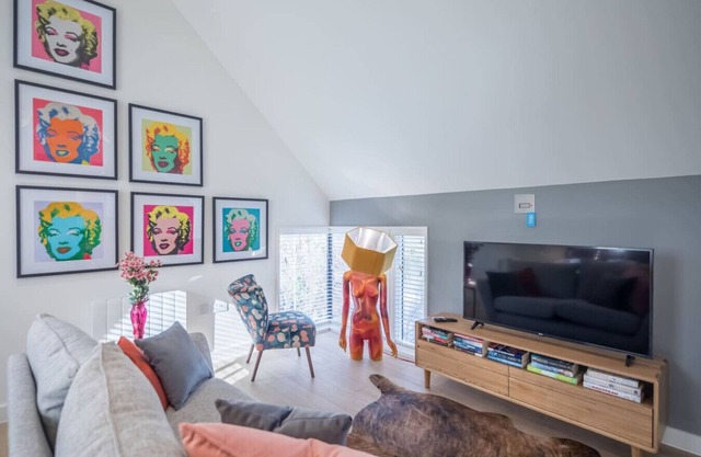 Beautiful Central Apt - With Parking!
