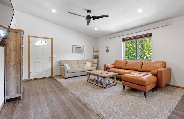 Beautiful, Centrally Located Condo with Wifi and AC