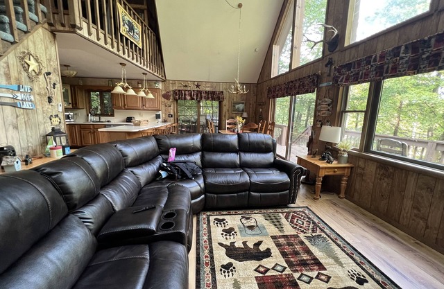 Beautiful chalet with seasonal lake views in The Hideout