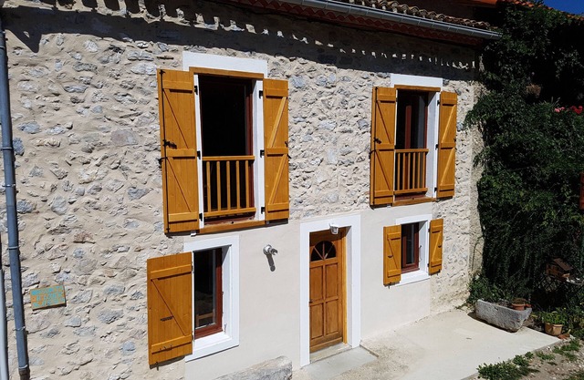 Belle maison de village, entièrement rénovée, avec jardin et bbq, baignade LAC