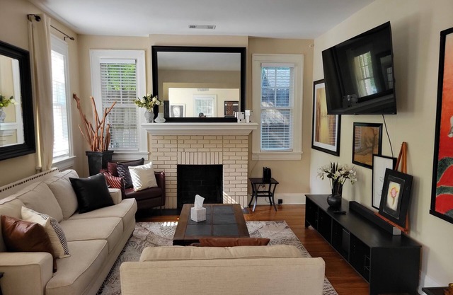 Beautiful Chic Cottage nestled in Old Cloverdale - Entertainment District.
