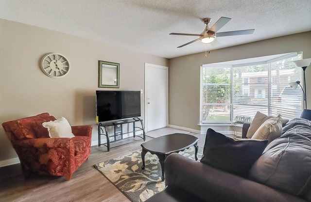 Beautiful Clean 2 Bedroom 2 Blocks from beach 🏝