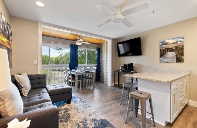 Beautiful Condo TheSpa Resort w/Indoor Outdoor Pools Hot Tub Tennis Water Front!