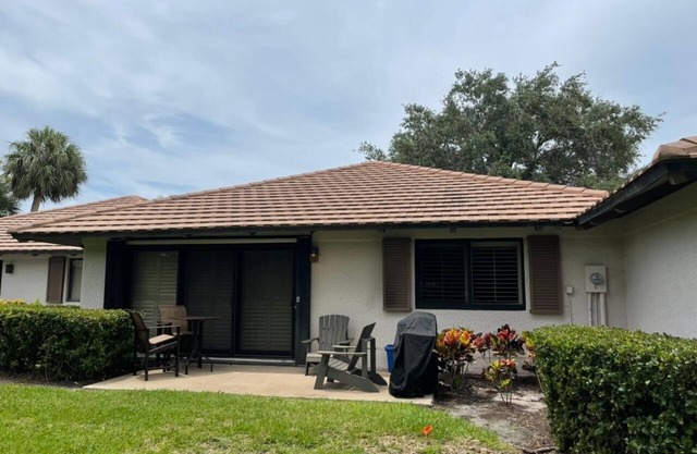 Beautiful Cottage located inside PGA National