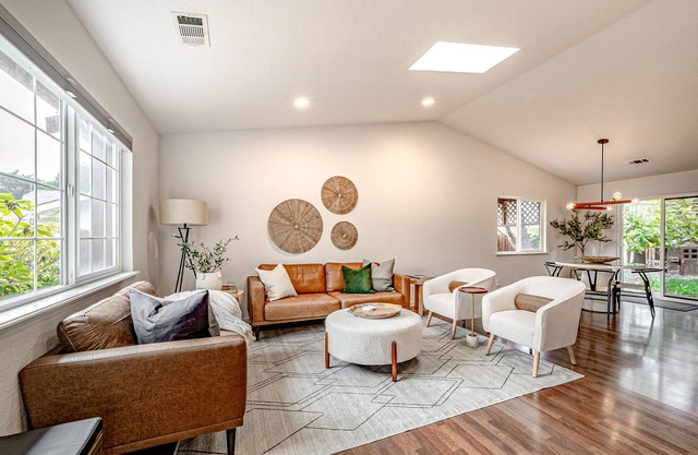 Beautiful coastal home near Redwoods with fast WiFi, large backyard, W/D & patio