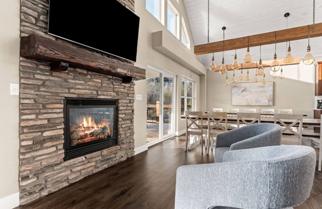 Superbe Chateau Retreat: Lakeview, 7 suites King + 2 chambres avec lits superposés, 9 salles de bains
