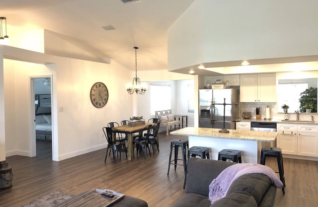 Belle maison entièrement rénovée en face du lac June!