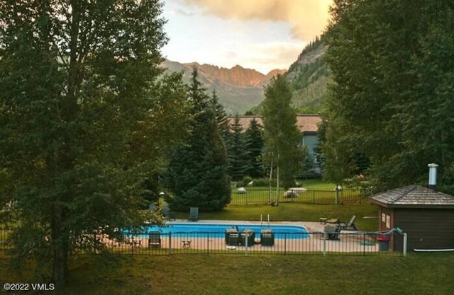 Beautiful Condo across street from Vail Golf Course Clubhouse