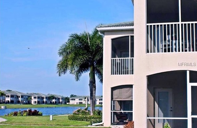 Newer Beautiful Condo à proximité des plages